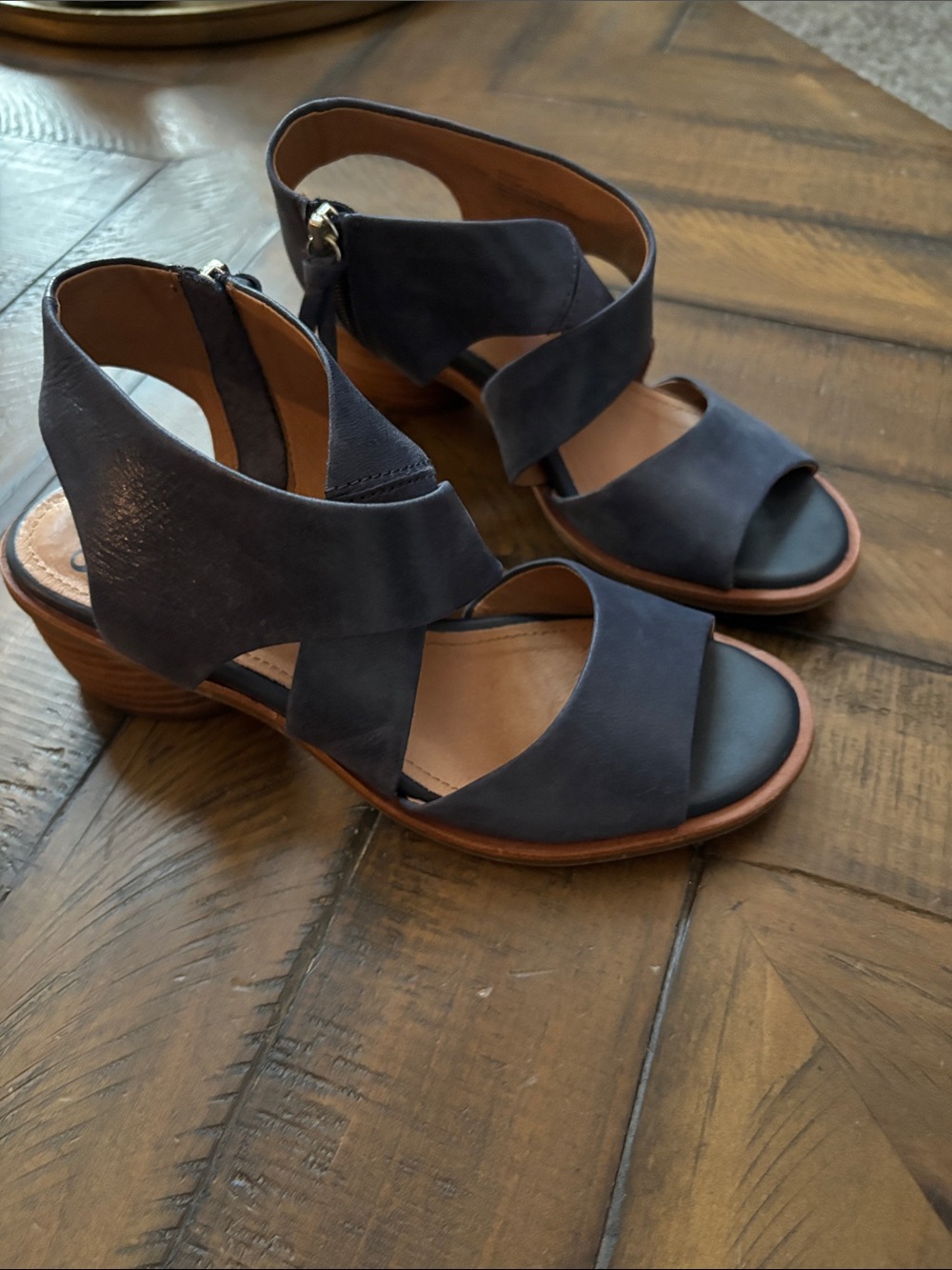 Sofft women’s heeled sandal. Very comfortable soft insole. 1 inch heel.